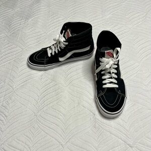 Vans Men’s Black Suede High Top Sneakers. Size 8